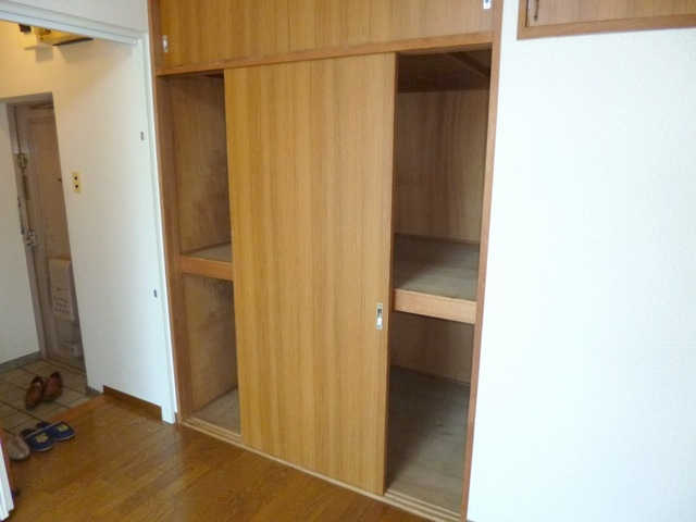 長瀬マンションの収納|ダイニングにも収納が付いてます。