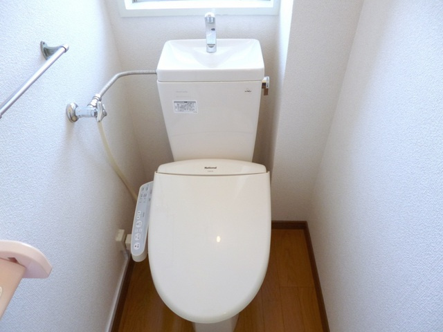 長瀬マンションのトイレ|ウォシュレット機能付きのおふろです。