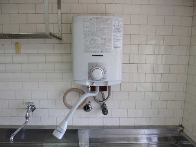 長瀬マンションのキッチン|瞬間湯沸かし器付いてます。