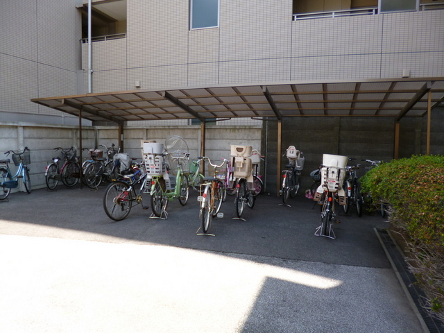 長瀬マンションのその他共用部分|敷地内駐輪場有ります。