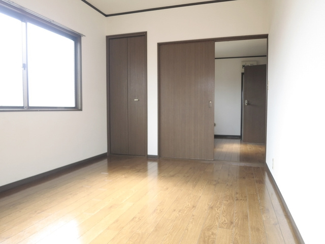 クリスタルパレスの寝室|人気のフローリングです。