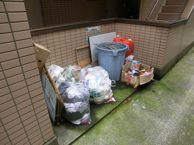 クリスタルパレスのその他共用部分|敷地内ごみ置き場有ります。