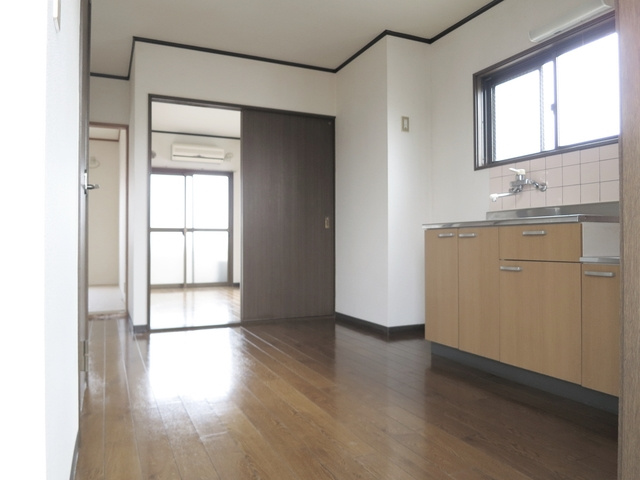 クリスタルパレスの居間・リビング|窓のある明るいダイニングです。