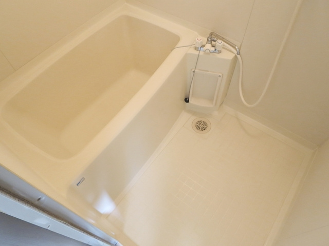 クリスタルパレスの浴室|清潔感のあるバスルームです。