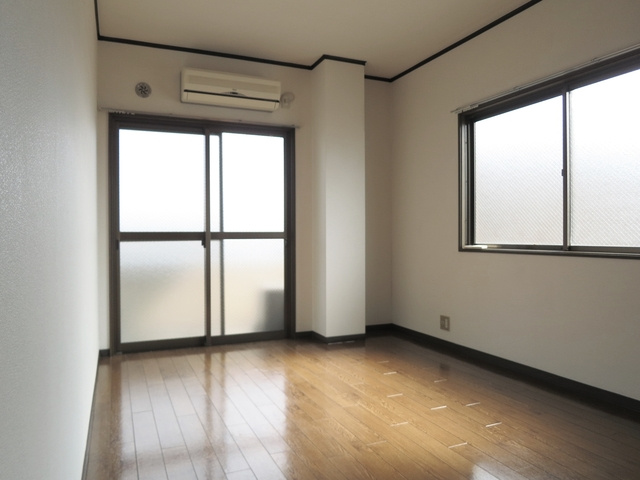 クリスタルパレスの居間・リビング|２面採光の明るい洋室です。