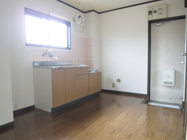 クリスタルパレスの内装|窓のある明るいダイニングです。