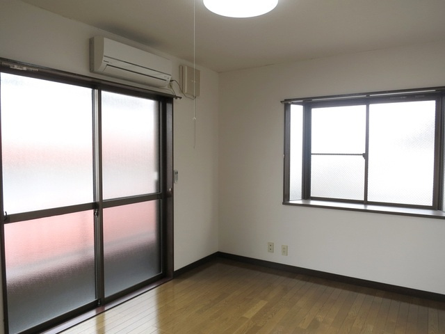 ペンテリゼールの寝室|角部屋なので二面採光♪出窓のある洋室です♪