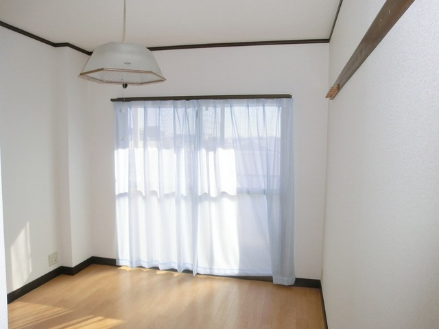 第二プラムフラワーガーデンの居間・リビング|きれいで明るい洋室です。