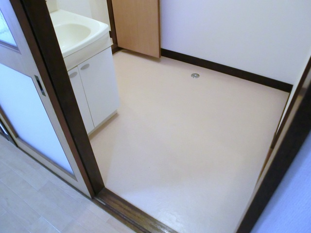 第二プラムフラワーガーデンの居間・リビング|脱衣所あります。