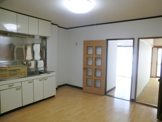 第二プラムフラワーガーデンの居間・リビング|広々ダイニングキッチンスペースです。