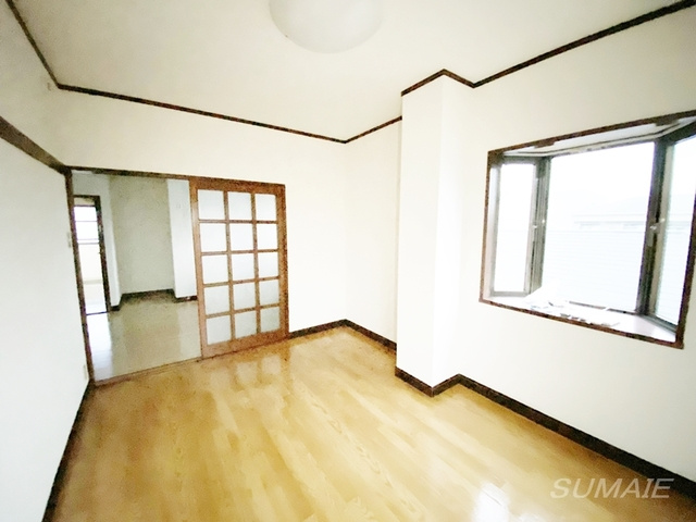 第一プラムフラワーガーデンの居間・リビング|出窓あり