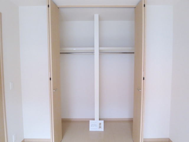 ステラカーサの収納|洋室のウオークインクローゼットは奥行きあります！中はひろいです！