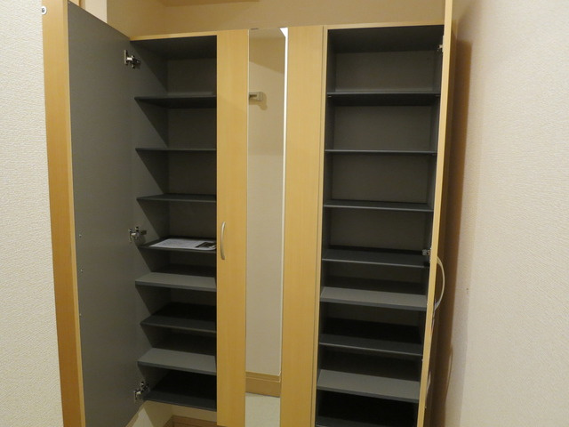 ステラカーサの玄関|玄関脇にあるたっぷり入るシューズボックスです☆姿見もついているのでチェックもばっちりです！