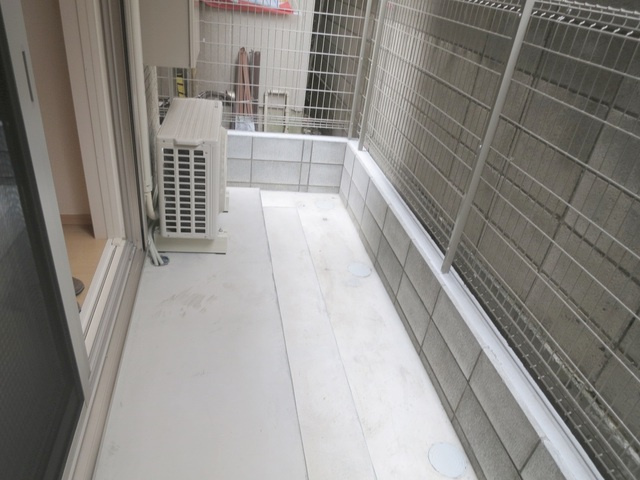 ステラカーサのバルコニー|洗濯がたっぷり干せるバルコニーです☆壁があるので1階でもプライベートは守れます！