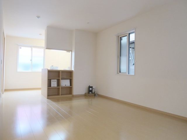 ステラカーサの居間・リビング|広々したキッチンです！ダイニングテーブルやソファーを置ける広さです！