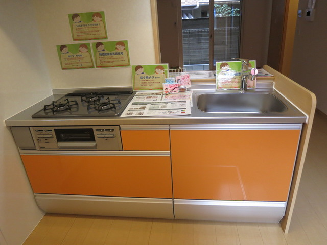 ステラカーサのキッチン|オレンジのポップなキッチンです)(^^)オープンキッチンなので料理も楽々です(*^_^*)