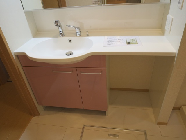 ステラカーサの洗面所|洗面台は椅子もおけてドレッサーにもなります(*^_^*)鏡も全面にあるのでオシャレですよ！