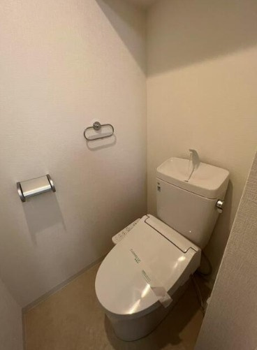 【トイレ】 | パラスト中板橋 | 温水洗浄便座付きなので、快適にご使用いただけます。