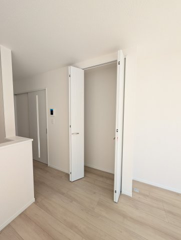 【収納】 | ハートフルタウン高崎市堰代町48ーB | 掃除機収納にも便利なリビング収納♪