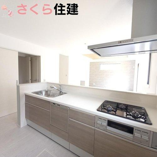 -Erde-　真岡市下高間木２期　1号棟のキッチン|お弁当、朝食に忙しい朝のキッチンも3口コンロで作業効率UPします。