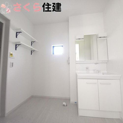 -Erde-　真岡市下高間木２期　1号棟の洗面所|小窓付きの洗面所は明るく、換気もしやすいのでカビ防止防止にもうれしいです。