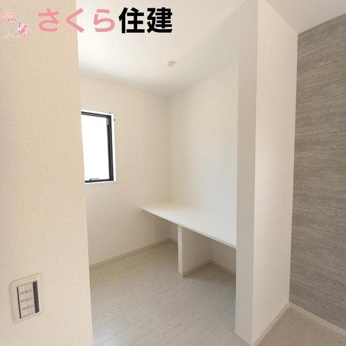 -Erde-　真岡市下高間木２期　1号棟の居間・リビング|リビング一角にあるスタディスペース
テレワークにも学校の宿題にも趣味の部屋にも使い方は思いのまま◎