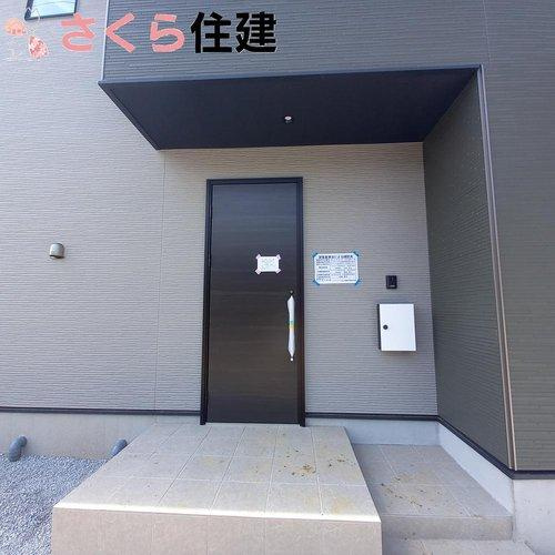 -Erde-　真岡市下高間木２期　1号棟の玄関|不意の訪問者も、大きな画面で確認できるTVモニター付きインターフォンでセキュリティーも安心