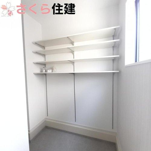 -Erde-　真岡市下高間木２期　1号棟の収納|玄関横にシューズインクローク付き！ベビーカーや三輪車を置いても余裕の広さです