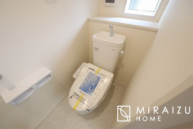 【トイレ】 | 空気の換気と窓からの光の明るさに配慮した清潔感のあるトイレ、ご自分の好きなアロマや芳香剤を置いて落ち着く空間を演出、一人になれる空間ですから、リラックスしたいですね。
