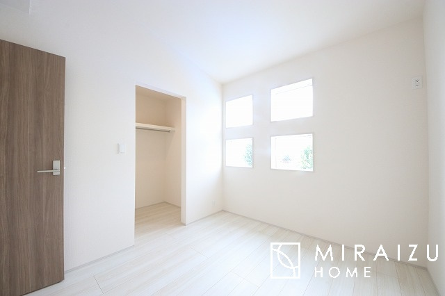 【寝室】 | 広さのある洋室は、ご夫婦様の寝室にぴったりですね。ご主人様の趣味のものや書斎などにも使用できるくらいの広さが嬉しいです。収納もばっちり完備してますのでお荷物が多いご家族様も安心してお暮しいただけます！