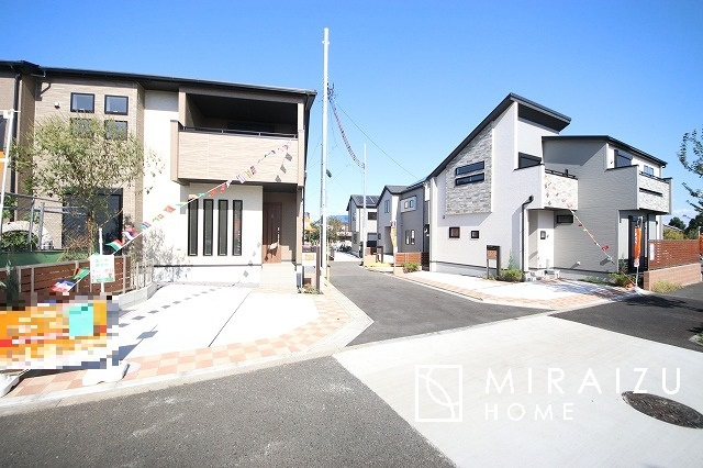 【外観】 | 青く澄み渡った綺麗な空と、陽の光をたっぷりと受ける、そんな新築住宅で新生活をスタートしてみませんか？見学・ご相談等、ミライズホーム(株)までお気軽にご連絡下さい。