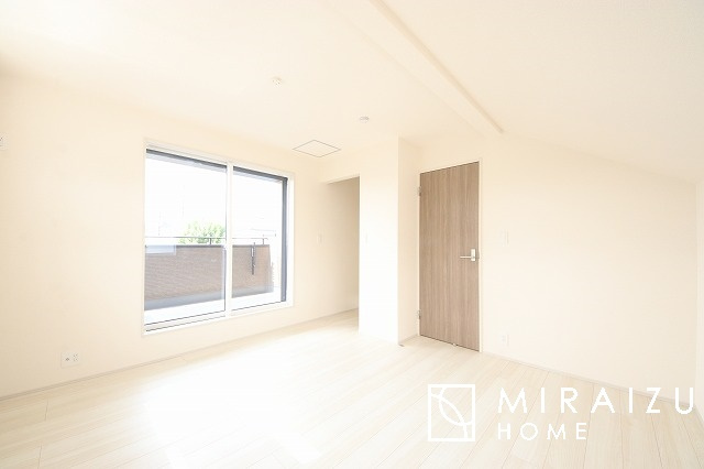 【寝室】 | 収納あり、自然な採光ありの洋室。家族みんなが気持ち良く目覚められる、過ごしやすい主寝室などにもお勧め。もちろん、ペットもご一緒に。