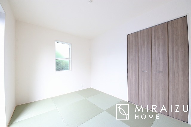 【和室】 | 小鳥の鳴き声で目覚める朝、爽やかな風が入ります。太陽の陽射しでお洗濯物がカラッと乾き、気持ちの良い洋服とお布団で快適に過ごせます。