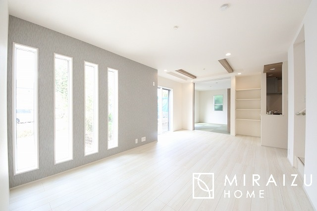 【居間・リビング】 | 陽当たりが心地の良いリビング空間です。日中はカーテンを開けて自然な光を取り込みリラックスして過ごしたいですね、照明器具もセンスの良いものを使いたいですね。
