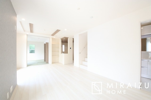 【居間・リビング】 | 大きな窓が特徴の南向きリビングでは、太陽光も沢山取り込むことが出来てお家の中にいても日光浴が可能ですね、開放的な空間です。インテリア選びも楽しそう、ご家族様で相談しながらインテリア配置も楽しみたいです