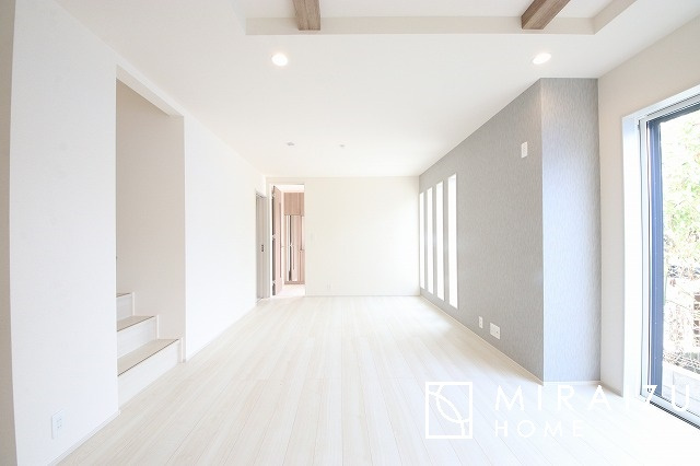 【居間・リビング】 | 明るい光が取り入れられる空間設計のリビングです。インテリア配置もしやすい間取りです。壁や床の色と合わせて落ち着いたインテリアも選びたいですね♪グリーンを飾っても素敵だと思います。
