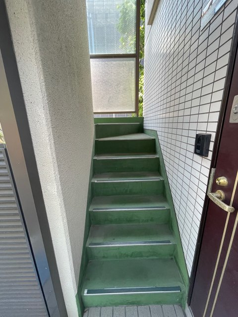 ハイランドビュー上原のロビー|共用階段です