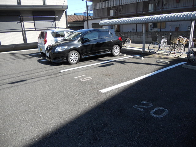 ジュネス・コーポラスの駐車場