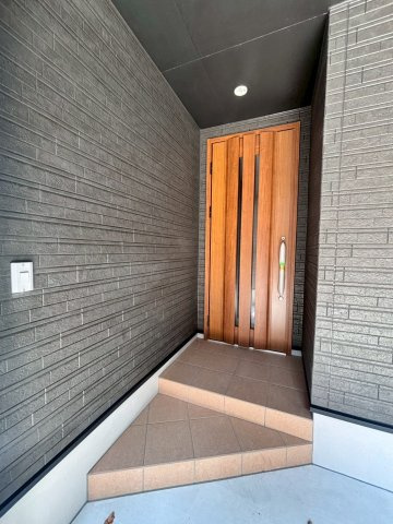 越谷市大沢４丁目の新築一戸建の玄関