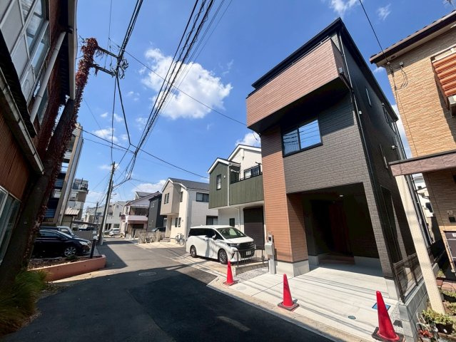 越谷市大沢４丁目の新築一戸建の前面道路含む現地写真