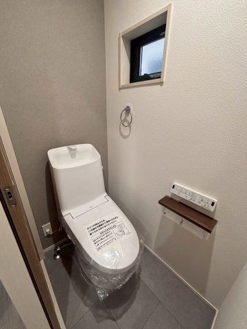 越谷市大沢４丁目の新築一戸建のトイレ