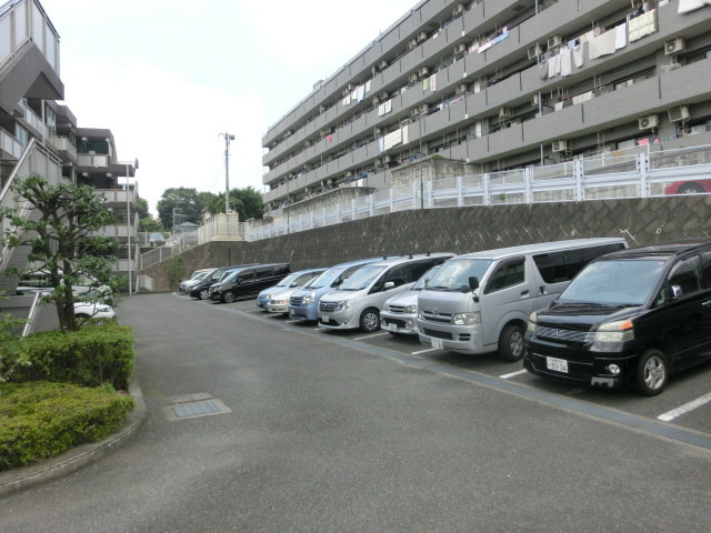エクセル宮前平の駐車場