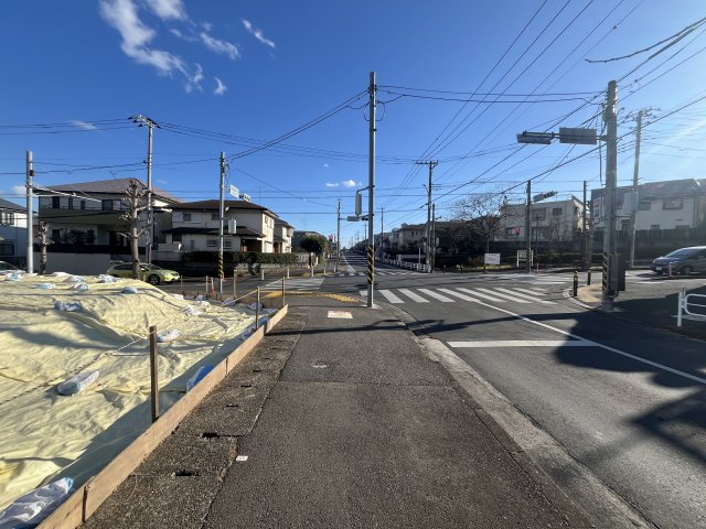 大和市つきみ野8丁目　売地の前面道路含む現地写真