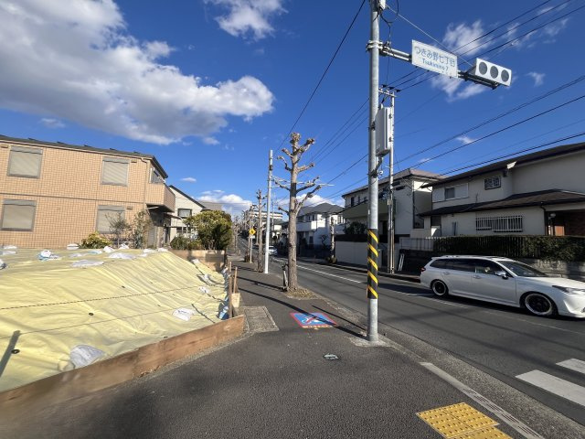 大和市つきみ野8丁目　売地の前面道路含む現地写真