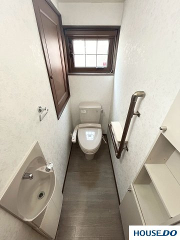 中古戸建  足利市常見町のトイレ|外からの日差しも入り明るいトイレです。
収納もバッチリあるのでスッキリ
ゆったり出来ます。