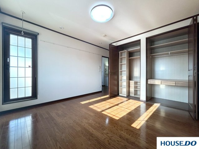 中古戸建  足利市常見町の洋室|収納豊富でクローゼット二つとウォークインクローゼットが一つあって、
寝室として最適です♪