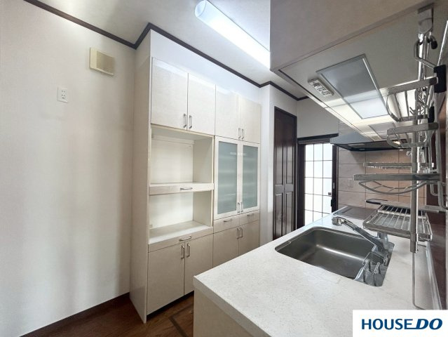 中古戸建  足利市常見町のキッチン|料理・洗い物をしながら、会話を楽しめます♪
食器乾燥機も備え付けられていてすぐ乾かせるので食器の収納がすぐ出来ます♪