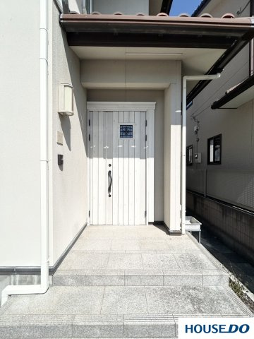 中古戸建  足利市常見町の玄関|大きな白いドアがオシャレで中に入るのがドキドキしますね。