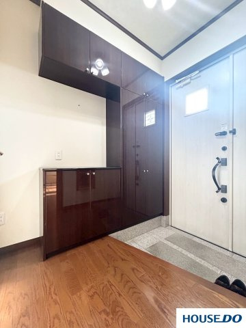 中古戸建  足利市常見町の玄関|玄関入ると大きなシューズボックスがあり、沢山の靴が収納出来ます。

