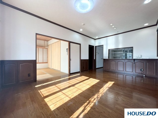 中古戸建  足利市常見町の居間・リビング|ダイニングスペースで食事をする際として最適です♪